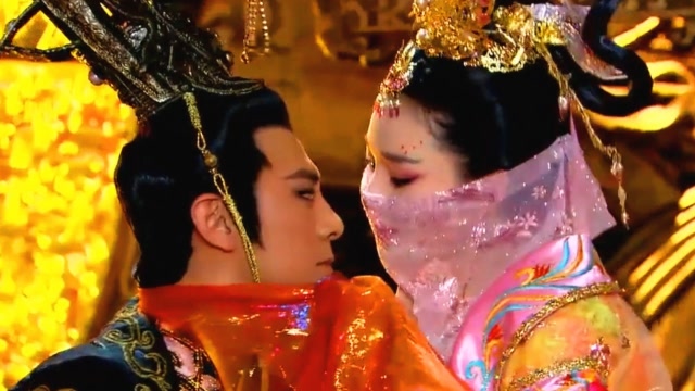 柔情爱妃被妖精附体,一袭露肩长裙来到王上的寝宫,皇上如痴如醉