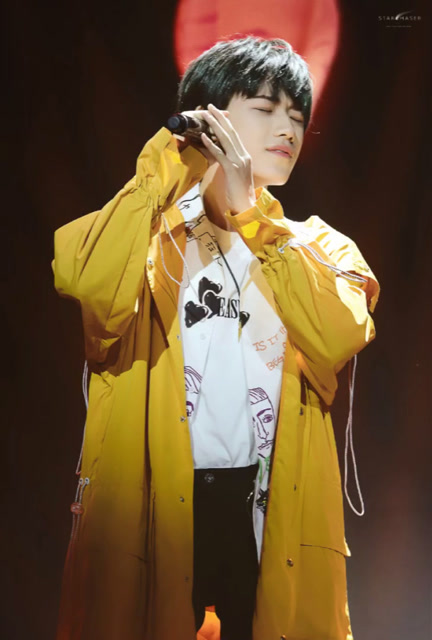 宋亚轩穿黄色风衣也好看