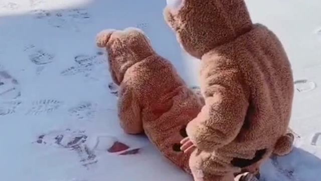 什么是兄妹情深?不是你摔倒了我赶快扶你起来,而是我要陪你一起摔倒!