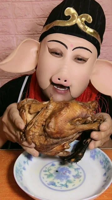 猪八戒偷吃烧鸡,吃相太难看了