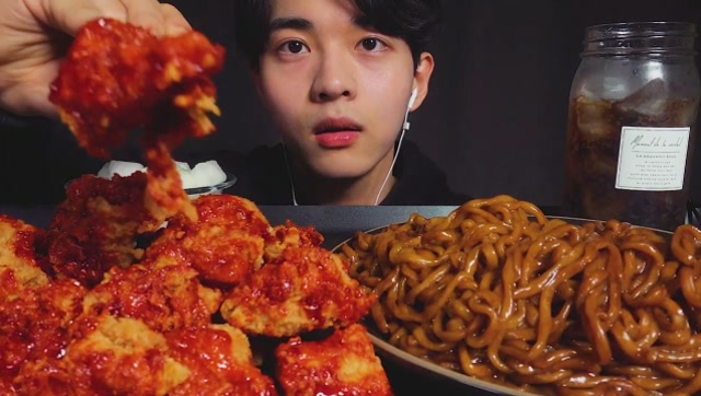 韩国吃播帅哥,吃香辣炸鸡 奶油炸酱面,看他吃得真馋人