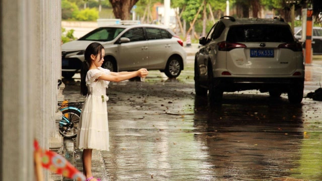 98年特大洪水中,七岁小女孩抱树九小时被救,现在过的怎么样?