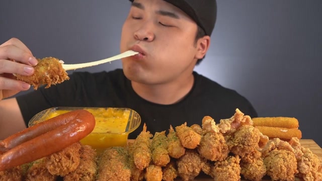 韩国大胃王胖哥,吃炸鸡,芝士猪排,炸虾,香肠,蘸奶酪酱,吃得真过瘾