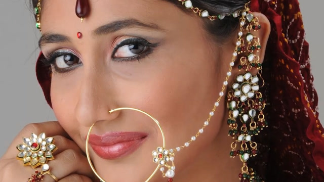 为何印度妩媚的女子,喜欢爱鼻子上打洞戴鼻钉?看完实在难以接受