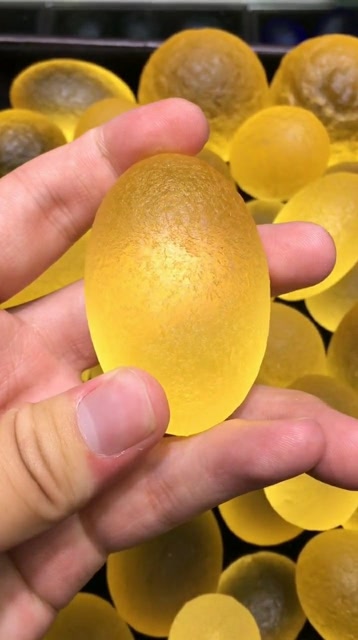 这一堆黄色的球球就是捷克陨石又称玻璃陨石