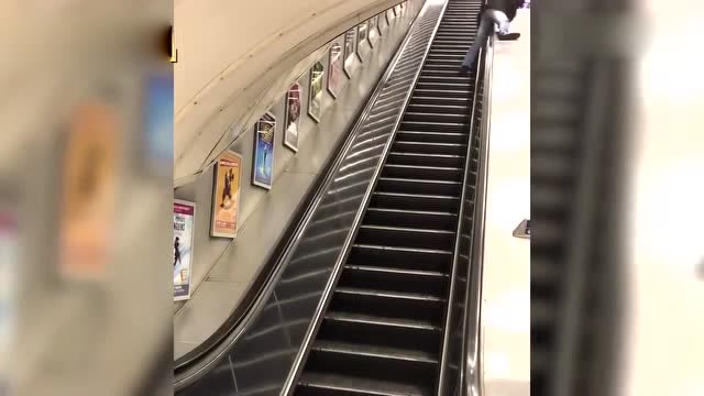 这就是传说中的"防成龙装置",小伙滑下来吃了大亏