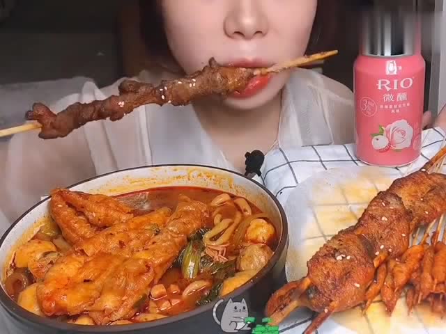 美食吃播美女吃大烤肉串,满嘴流油看着可真香啊,我也想吃