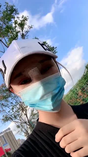 本以为姑娘整的够过分了,拉下口罩那一刻,下巴都惊掉了!