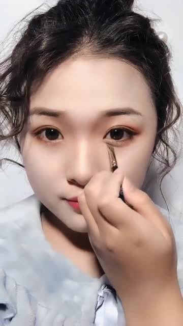 这样画卧蚕眉,眼睛看上去大了很多!