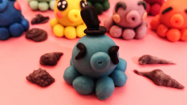 手工diy面塑,用面团捏浅蓝色的章鱼