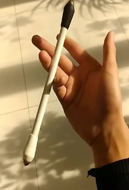慢动作展示手指转笔,看得我好想学一下,真好玩!