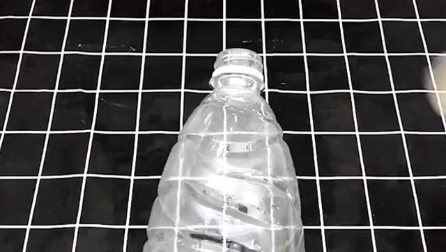 家里的空塑料瓶不要扔,姐姐教你自制取杯器,变废为宝的生活窍门!