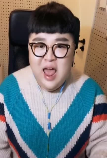 这个网红小胖子,唱歌总是有自己,独特的声音并且还非常好听!