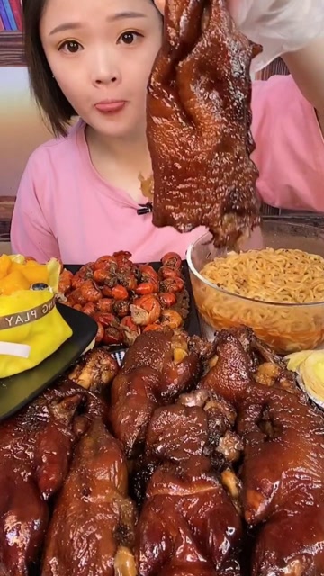 小鱼吃福袋蛋糕与猪蹄,这吃相真好看,网友:好可爱的妹子