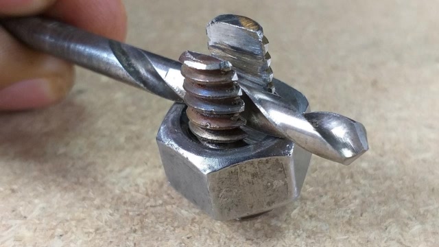 小伙自制磨钻头的工具一枚,非常实用,你也需要备一个