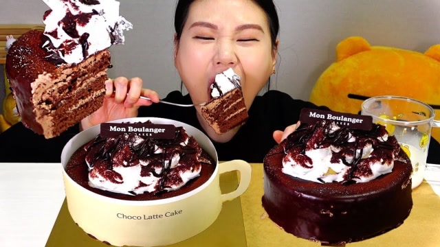 韩国大胃王卡妹吃巧克力蛋糕大口大口地吃看看这吃相馋人