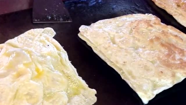 大哥夜市卖印度飞饼,榴莲登场惊艳一片人,街头到街尾全是这个味!