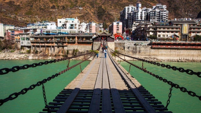 泸定桥有13根铁锁链,总共重达40多吨,古代是用什么方法修建的?