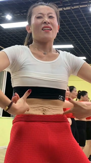 这个女人太狠了瘦的肚子上只剩下皮了