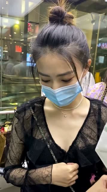 徐璐近距离视频,电梯里最美的人,虽戴口罩却难掩其魅力
