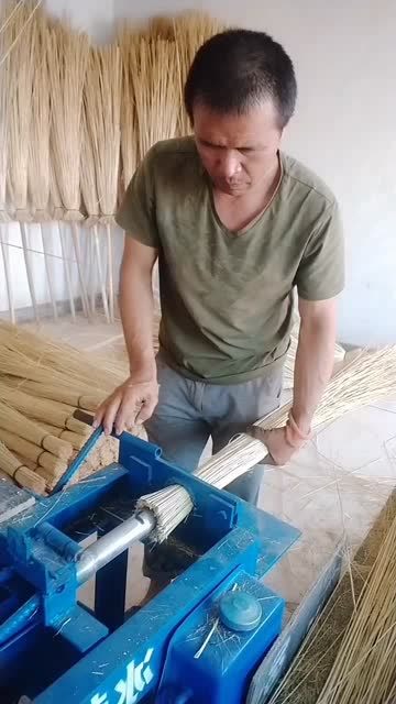 陕西芨芨草扫把,制作过程还是头一次见,太粗暴了!