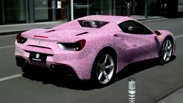 一台粉色的跑车,多么讨美少女的欢心,号称美女收割机的法拉利488!