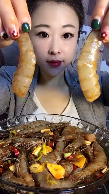 吃播我只服东北大姐,带寄生虫的生虾直接开吃,简直太吓人了!