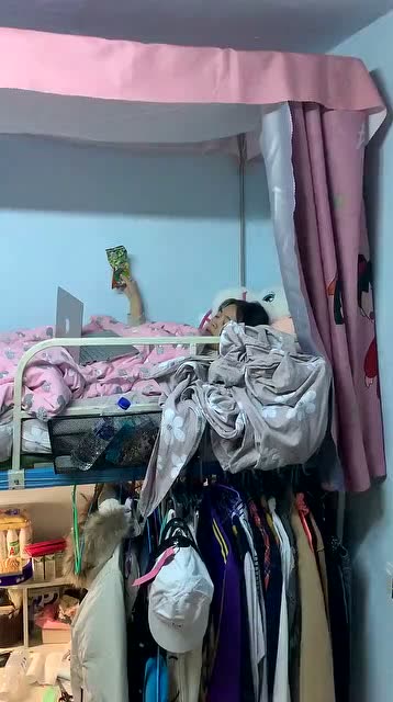 当代女大学生的颓废日常,拿着学费,在宿舍里睡觉刷剧!