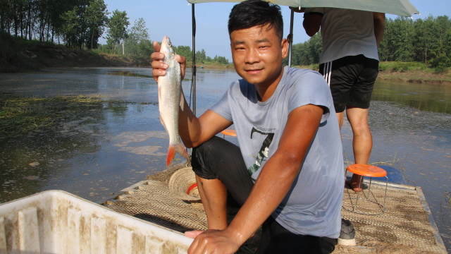 小猛哥野河划船撒网,五指大网深坑寻巨物,网网上货不空网真厉害