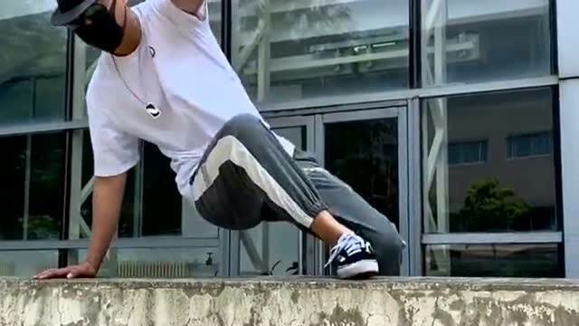 跑酷高手现场教学翻栏杆非常的简单实用帮助你很帅的跨栏杆