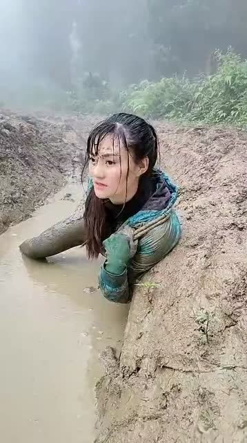 小姐姐清晨上山干活,深陷泥潭,你们猜她如何独自一人脱困?