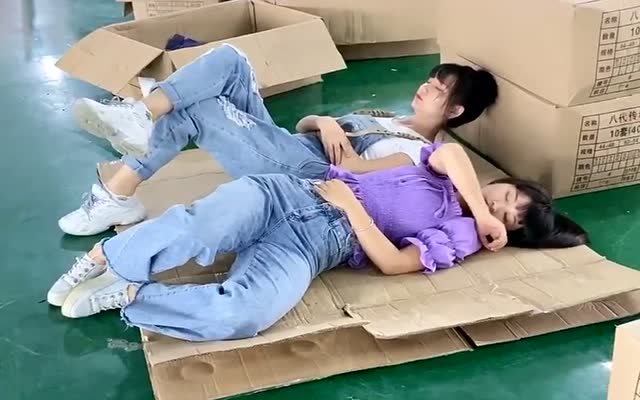厂里上班的00后美女,午休就躺在地上,简直太辛苦了