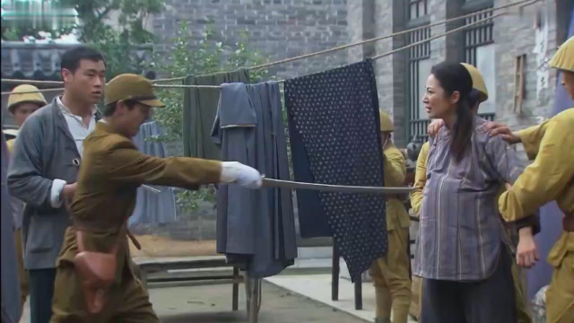 鬼子拿刀刺向孕妇肚子,不料被抗联高手一枪爆头,精彩