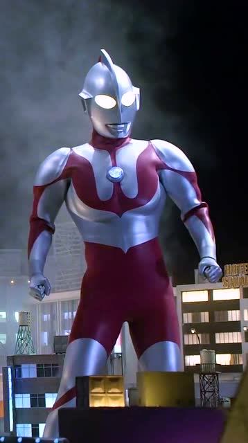 奥特曼近距离欣赏一下初代的胸肌