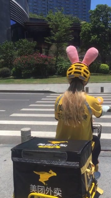 美团女骑手的兔耳朵,就是跟别人的与众不同!