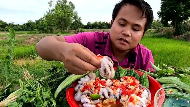 泰国吃播系列,嗯哼大叔户外吃酸辣小八爪,咬一口真过瘾