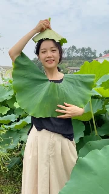美女把荷叶,做成了一件衣服,你难道就是传说中的何仙姑?