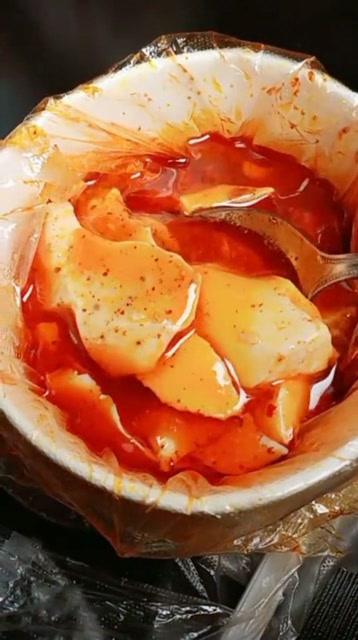 美食这满满辣椒油的豆腐脑,知道是哪里的特色小吃吗