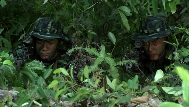 利刃出击:武警埋伏敌人,不料因为同伴一个屁,竟然暴露了位置