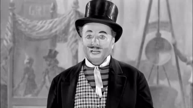 卓别林搞笑短片:马戏团被跳蚤攻击表演