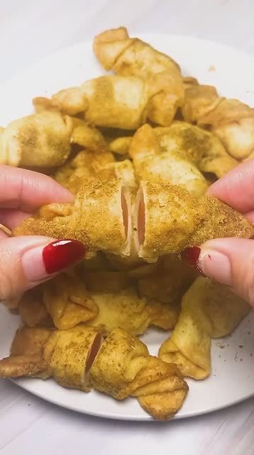 昨天剩下的饺子皮给孩子做成这样的小零食,孩子都喜欢吃