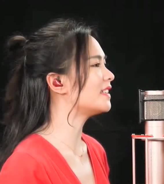 美女翻唱一首《铁血丹心》,开口跪,一听就上瘾了!