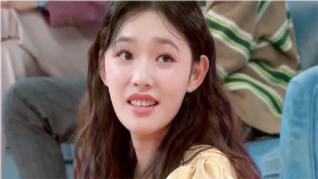 周雨彤要对林允的化妆柜断舍离,林允一脸委屈,却不敢说一个"不"字!