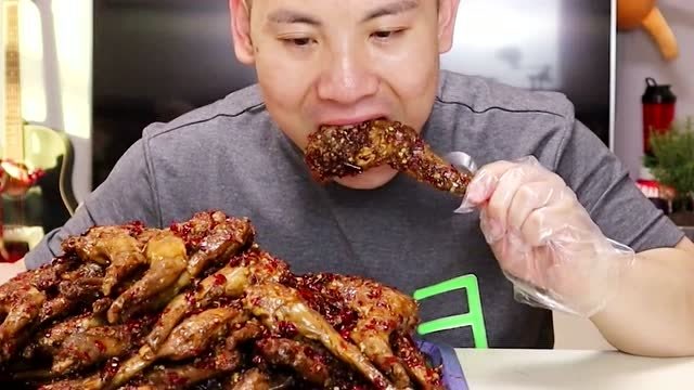 小浪哥迷上了四川美食,整了四十只"香辣兔腿",辣的嘴都红了