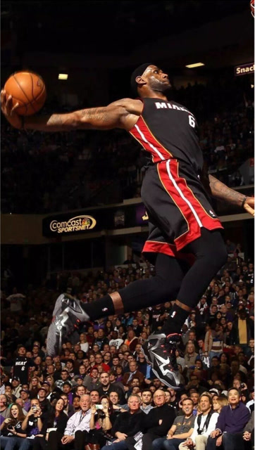 厉害极了!年轻的詹姆斯超燃扣篮合集,那时候他叫小皇帝!