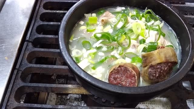 韩国街头美食米肠汤饭,汤饭搭配血肠还有泡菜一起食用