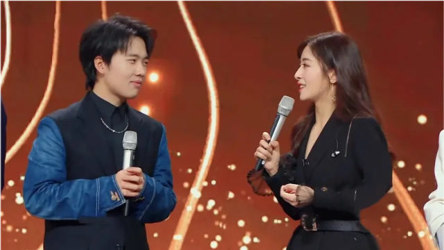 郭麒麟张含韵现场打情骂俏?胡军看后,忍不住发问:他俩谁大?