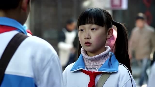 搭错车03:10岁女孩为治好哑父的嗓子,课间摆地摊赚钱,太懂事了
