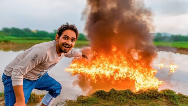 印度牛人将汽油倒在水面上,点火的瞬间,场面一度失控!