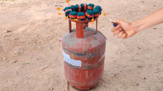 把鞭炮放在煤气罐上点燃究竟会怎样?点火的瞬间,实在是太震撼!